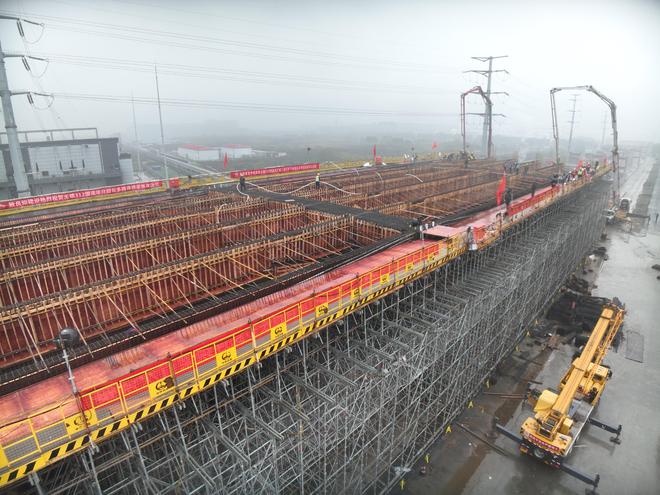 國內(nèi)最長城市高架橋連續(xù)梁開始首聯(lián)澆筑